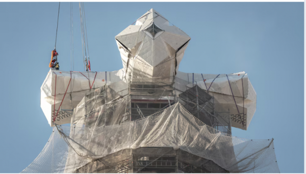 Colocado el cuarto brazo de la cruz de la torre de Jesucristo de la Sagrada Familia: ¿cuánto queda para que esté terminada?